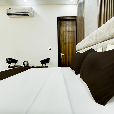 Hotel O Platinum Zirakpur Buitenkant foto