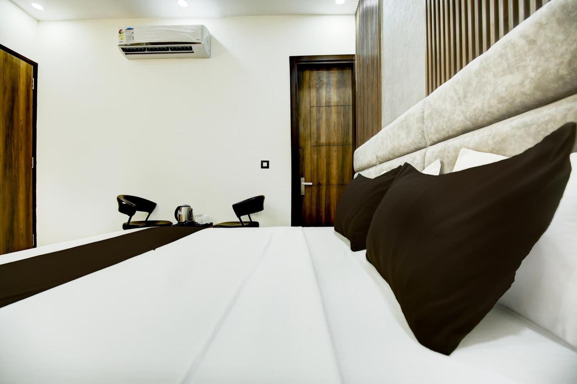 Hotel O Platinum Zirakpur Buitenkant foto